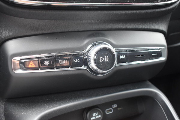 Volvo XC40 B4 211PK Plus Black Edition / Adaptive Cruise control / 360 Camera / Extra getint glas / 20'' velgen / Harman Kardon / Elektrisch verstelbare stoelen met geheugen / Stoel- en stuurverwarming / Elektrisch panorama schuifdak / Trekhaak elektrisch uitklapbaar