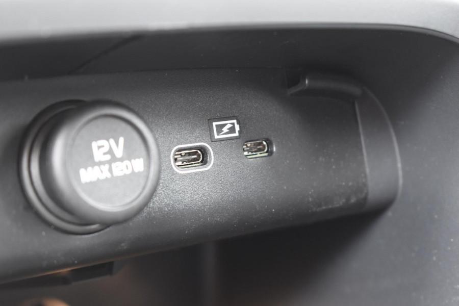 Volvo XC40 B4 211PK Plus Black Edition / Adaptive Cruise control / 360 Camera / Extra getint glas / 20'' velgen / Harman Kardon / Elektrisch verstelbare stoelen met geheugen / Stoel- en stuurverwarming / Elektrisch panorama schuifdak / Trekhaak elektrisch uitklapbaar