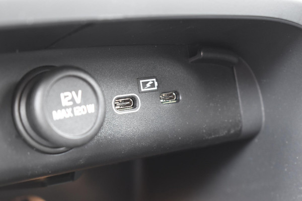 Volvo XC40 B4 211PK Plus Black Edition / Adaptive Cruise control / 360 Camera / Extra getint glas / 20'' velgen / Harman Kardon / Elektrisch verstelbare stoelen met geheugen / Stoel- en stuurverwarming / Elektrisch panorama schuifdak / Trekhaak elektrisch uitklapbaar