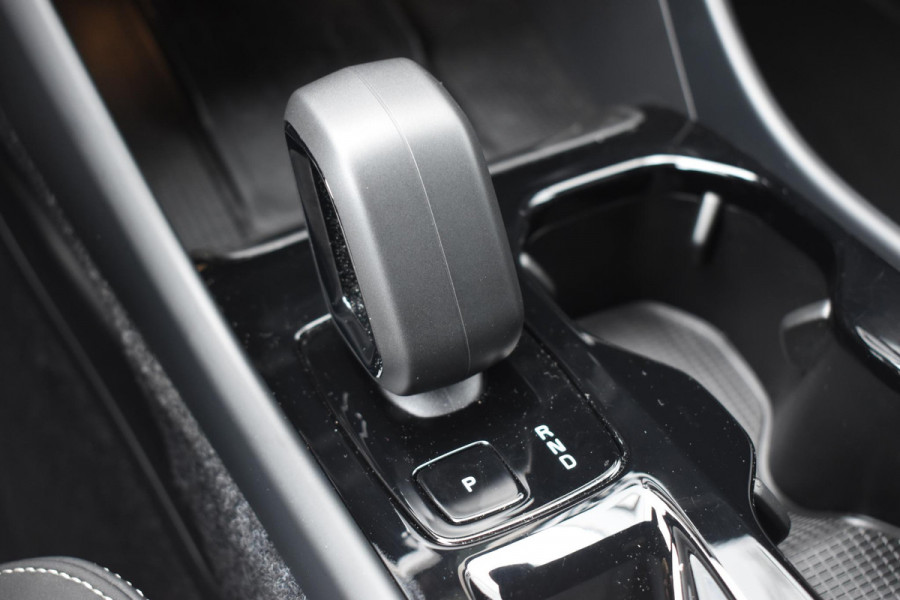 Volvo XC40 B4 211PK Plus Black Edition / Adaptive Cruise control / 360 Camera / Extra getint glas / 20'' velgen / Harman Kardon / Elektrisch verstelbare stoelen met geheugen / Stoel- en stuurverwarming / Elektrisch panorama schuifdak / Trekhaak elektrisch uitklapbaar