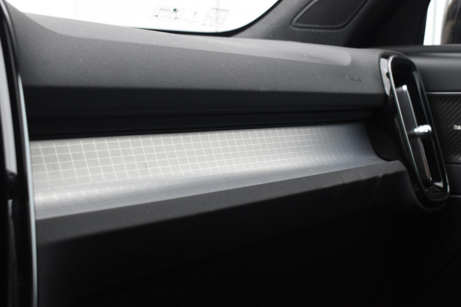 Volvo XC40 B4 211PK Plus Black Edition / Adaptive Cruise control / 360 Camera / Extra getint glas / 20'' velgen / Harman Kardon / Elektrisch verstelbare stoelen met geheugen / Stoel- en stuurverwarming / Elektrisch panorama schuifdak / Trekhaak elektrisch uitklapbaar
