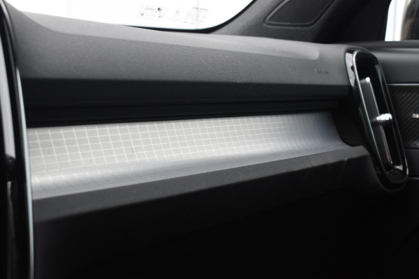 Volvo XC40 B4 211PK Plus Black Edition / Adaptive Cruise control / 360 Camera / Extra getint glas / 20'' velgen / Harman Kardon / Elektrisch verstelbare stoelen met geheugen / Stoel- en stuurverwarming / Elektrisch panorama schuifdak / Trekhaak elektrisch uitklapbaar