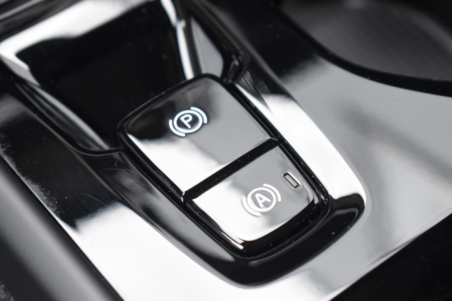 Volvo XC40 B4 211PK Plus Black Edition / Adaptive Cruise control / 360 Camera / Extra getint glas / 20'' velgen / Harman Kardon / Elektrisch verstelbare stoelen met geheugen / Stoel- en stuurverwarming / Elektrisch panorama schuifdak / Trekhaak elektrisch uitklapbaar