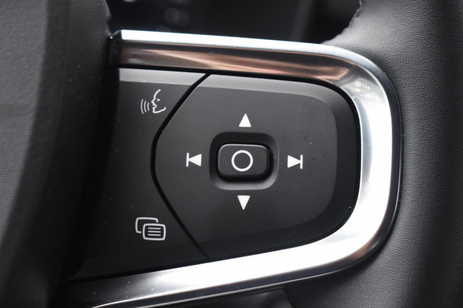 Volvo XC40 B4 211PK Plus Black Edition / Adaptive Cruise control / 360 Camera / Extra getint glas / 20'' velgen / Harman Kardon / Elektrisch verstelbare stoelen met geheugen / Stoel- en stuurverwarming / Elektrisch panorama schuifdak / Trekhaak elektrisch uitklapbaar