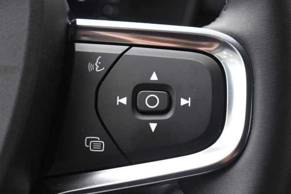 Volvo XC40 B4 211PK Plus Black Edition / Adaptive Cruise control / 360 Camera / Extra getint glas / 20'' velgen / Harman Kardon / Elektrisch verstelbare stoelen met geheugen / Stoel- en stuurverwarming / Elektrisch panorama schuifdak / Trekhaak elektrisch uitklapbaar