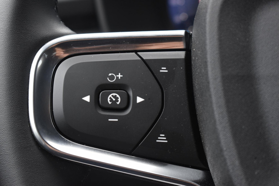 Volvo XC40 B4 211PK Plus Black Edition / Adaptive Cruise control / 360 Camera / Extra getint glas / 20'' velgen / Harman Kardon / Elektrisch verstelbare stoelen met geheugen / Stoel- en stuurverwarming / Elektrisch panorama schuifdak / Trekhaak elektrisch uitklapbaar