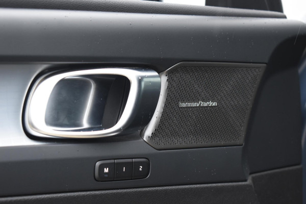 Volvo XC40 B4 211PK Plus Black Edition / Adaptive Cruise control / 360 Camera / Extra getint glas / 20'' velgen / Harman Kardon / Elektrisch verstelbare stoelen met geheugen / Stoel- en stuurverwarming / Elektrisch panorama schuifdak / Trekhaak elektrisch uitklapbaar