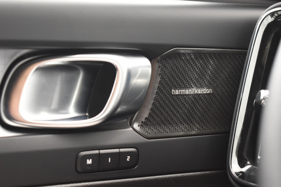 Volvo XC40 B4 211PK Plus Black Edition / Adaptive Cruise control / 360 Camera / Extra getint glas / 20'' velgen / Harman Kardon / Elektrisch verstelbare stoelen met geheugen / Stoel- en stuurverwarming / Elektrisch panorama schuifdak / Trekhaak elektrisch uitklapbaar