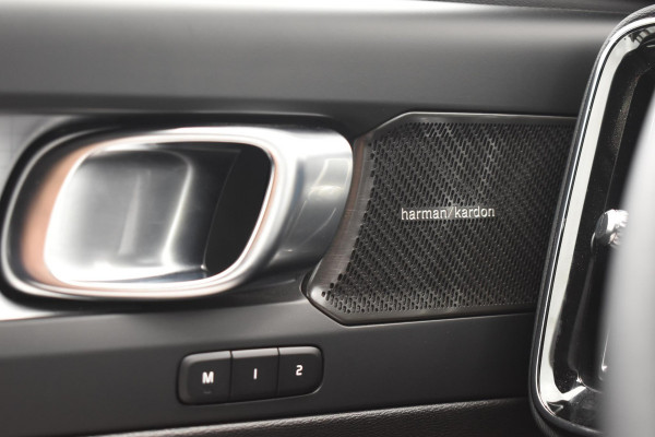 Volvo XC40 B4 211PK Plus Black Edition / Adaptive Cruise control / 360 Camera / Extra getint glas / 20'' velgen / Harman Kardon / Elektrisch verstelbare stoelen met geheugen / Stoel- en stuurverwarming / Elektrisch panorama schuifdak / Trekhaak elektrisch uitklapbaar