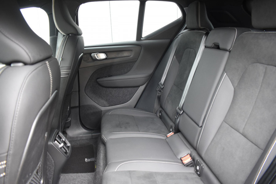 Volvo XC40 B4 211PK Plus Black Edition / Adaptive Cruise control / 360 Camera / Extra getint glas / 20'' velgen / Harman Kardon / Elektrisch verstelbare stoelen met geheugen / Stoel- en stuurverwarming / Elektrisch panorama schuifdak / Trekhaak elektrisch uitklapbaar
