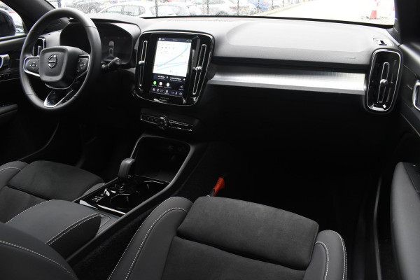 Volvo XC40 B4 211PK Plus Black Edition / Adaptive Cruise control / 360 Camera / Extra getint glas / 20'' velgen / Harman Kardon / Elektrisch verstelbare stoelen met geheugen / Stoel- en stuurverwarming / Elektrisch panorama schuifdak / Trekhaak elektrisch uitklapbaar