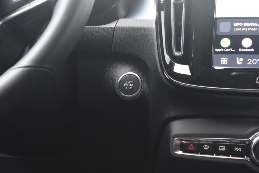 Volvo XC40 B4 211PK Plus Black Edition / Adaptive Cruise control / 360 Camera / Extra getint glas / 20'' velgen / Harman Kardon / Elektrisch verstelbare stoelen met geheugen / Stoel- en stuurverwarming / Elektrisch panorama schuifdak / Trekhaak elektrisch uitklapbaar