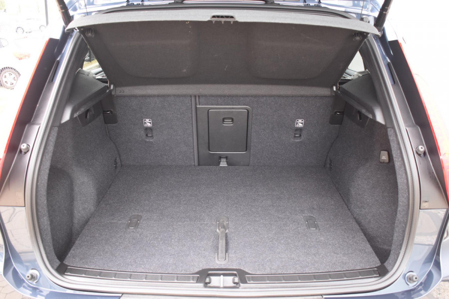 Volvo XC40 B4 211PK Plus Black Edition / Adaptive Cruise control / 360 Camera / Extra getint glas / 20'' velgen / Harman Kardon / Elektrisch verstelbare stoelen met geheugen / Stoel- en stuurverwarming / Elektrisch panorama schuifdak / Trekhaak elektrisch uitklapbaar