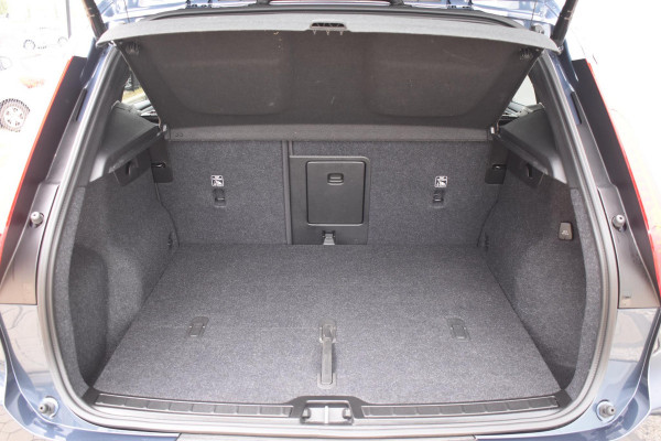 Volvo XC40 B4 211PK Plus Black Edition / Adaptive Cruise control / 360 Camera / Extra getint glas / 20'' velgen / Harman Kardon / Elektrisch verstelbare stoelen met geheugen / Stoel- en stuurverwarming / Elektrisch panorama schuifdak / Trekhaak elektrisch uitklapbaar