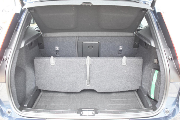 Volvo XC40 B4 211PK Plus Black Edition / Adaptive Cruise control / 360 Camera / Extra getint glas / 20'' velgen / Harman Kardon / Elektrisch verstelbare stoelen met geheugen / Stoel- en stuurverwarming / Elektrisch panorama schuifdak / Trekhaak elektrisch uitklapbaar