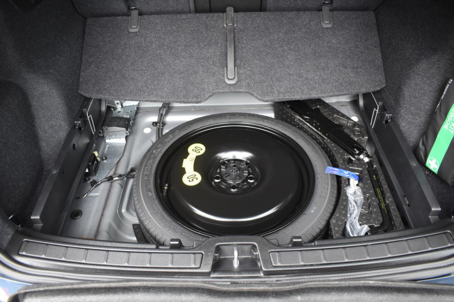 Volvo XC40 B4 211PK Plus Black Edition / Adaptive Cruise control / 360 Camera / Extra getint glas / 20'' velgen / Harman Kardon / Elektrisch verstelbare stoelen met geheugen / Stoel- en stuurverwarming / Elektrisch panorama schuifdak / Trekhaak elektrisch uitklapbaar