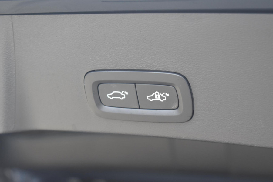 Volvo XC40 B4 211PK Plus Black Edition / Adaptive Cruise control / 360 Camera / Extra getint glas / 20'' velgen / Harman Kardon / Elektrisch verstelbare stoelen met geheugen / Stoel- en stuurverwarming / Elektrisch panorama schuifdak / Trekhaak elektrisch uitklapbaar
