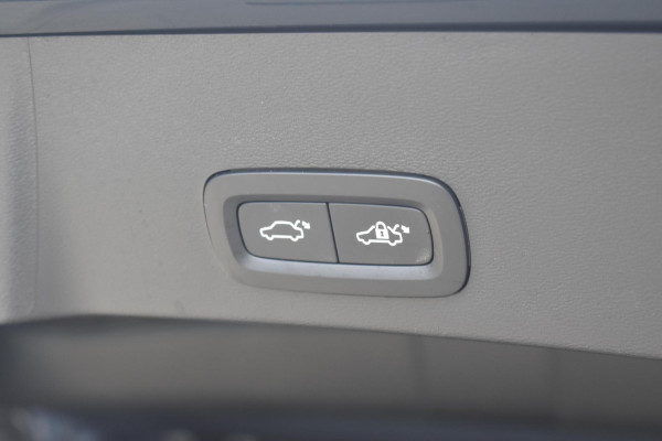 Volvo XC40 B4 211PK Plus Black Edition / Adaptive Cruise control / 360 Camera / Extra getint glas / 20'' velgen / Harman Kardon / Elektrisch verstelbare stoelen met geheugen / Stoel- en stuurverwarming / Elektrisch panorama schuifdak / Trekhaak elektrisch uitklapbaar