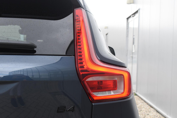 Volvo XC40 B4 211PK Plus Black Edition / Adaptive Cruise control / 360 Camera / Extra getint glas / 20'' velgen / Harman Kardon / Elektrisch verstelbare stoelen met geheugen / Stoel- en stuurverwarming / Elektrisch panorama schuifdak / Trekhaak elektrisch uitklapbaar