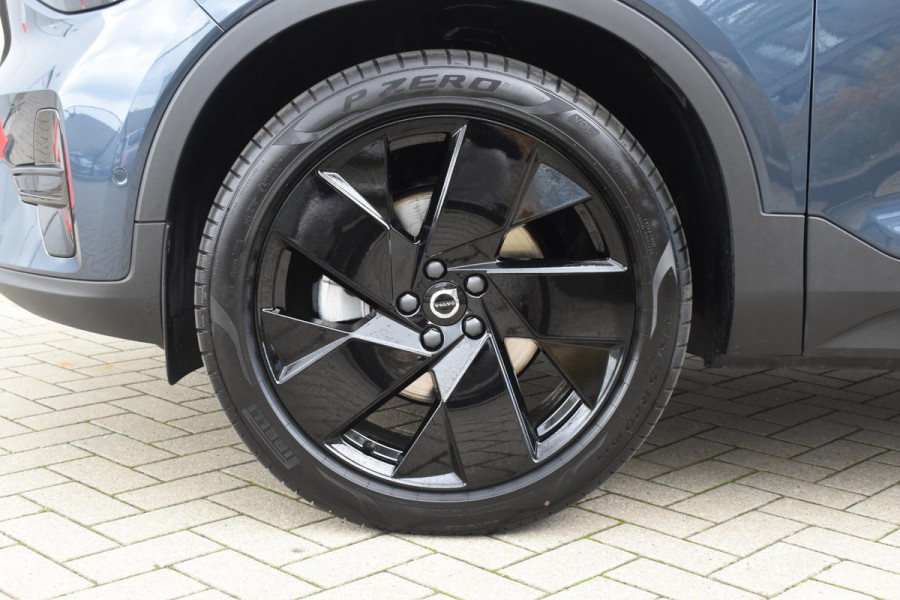Volvo XC40 B4 211PK Plus Black Edition / Adaptive Cruise control / 360 Camera / Extra getint glas / 20'' velgen / Harman Kardon / Elektrisch verstelbare stoelen met geheugen / Stoel- en stuurverwarming / Elektrisch panorama schuifdak / Trekhaak elektrisch uitklapbaar
