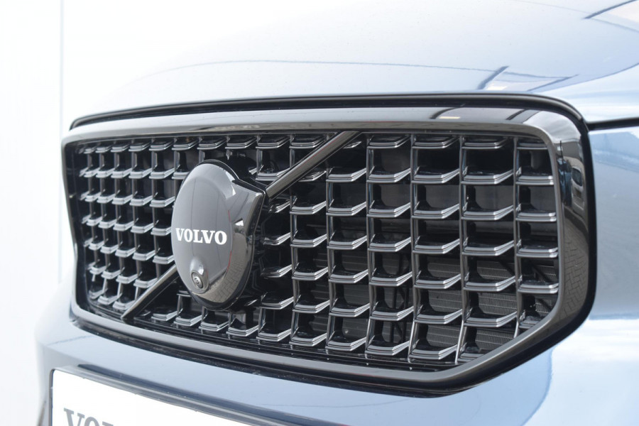 Volvo XC40 B4 211PK Plus Black Edition / Adaptive Cruise control / 360 Camera / Extra getint glas / 20'' velgen / Harman Kardon / Elektrisch verstelbare stoelen met geheugen / Stoel- en stuurverwarming / Elektrisch panorama schuifdak / Trekhaak elektrisch uitklapbaar