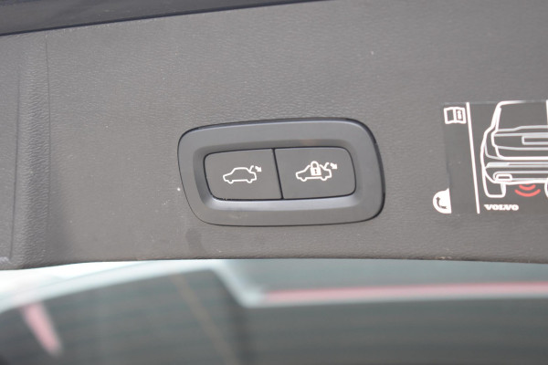 Volvo XC40 T5 262PK Recharge Inscription Expression / Adaptive Cruise Control / Stuur- & Stoelverwarming / Elektrische achterklep / Achteruitrijcamera / Trekhaak elektrisch uitklapbaar / Dodehoeksensor / 19"velgen / Parkeersensoren V+A