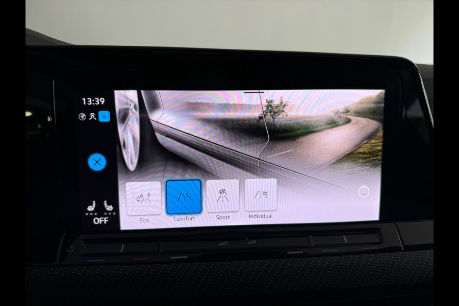 Volkswagen Golf 1.5 eTSI R-Line Pano|Sfeer|Camera|CarPlay
