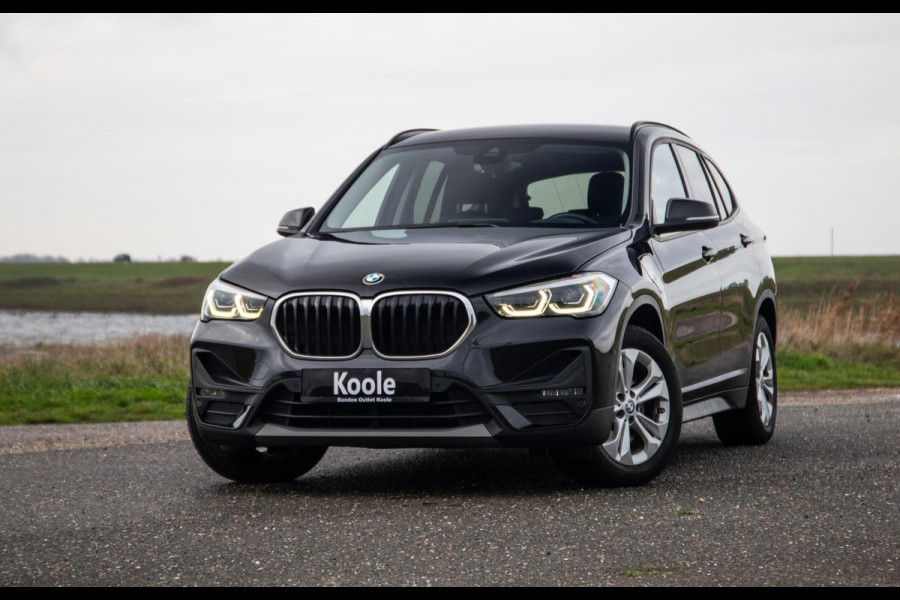 BMW X1 xDrive25e Executive CAMERA / CARPLAY / HEAD UP DISPLAY / LEDER / LED / CRUISE CONTROLE / STOELVERWARMING