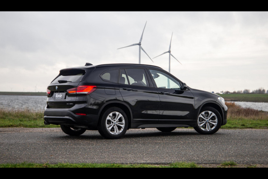 BMW X1 xDrive25e Executive CAMERA / CARPLAY / HEAD UP DISPLAY / LEDER / LED / CRUISE CONTROLE / STOELVERWARMING