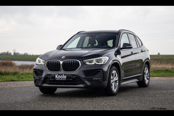 BMW X1 xDrive25e Executive CAMERA / CARPLAY / HEAD UP DISPLAY / LEDER / LED / CRUISE CONTROLE / STOELVERWARMING