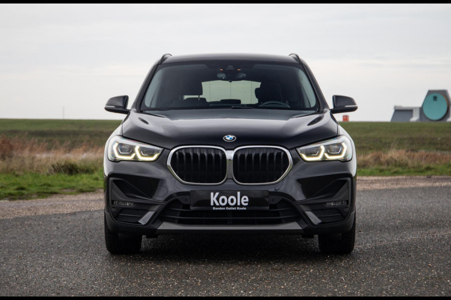 BMW X1 xDrive25e Executive CAMERA / CARPLAY / HEAD UP DISPLAY / LEDER / LED / CRUISE CONTROLE / STOELVERWARMING