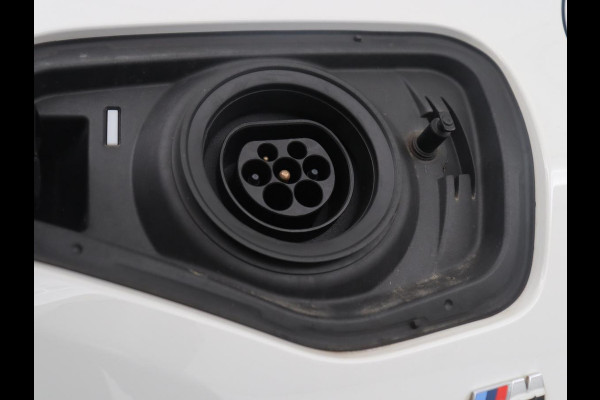 BMW X2 xDrive25e High Executive | Pano-Dak | Stoelverwarming | LED | Navigatie |