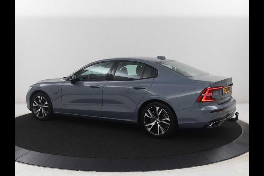 Volvo S60 2.0 Recharge T8 AWD R-Design | SOH 95,6% | 360 Camera | Trekhaak | Navigatie | Apple Carplay | Stoelverwarming | Harman/Kardon | Stoel- en stuurverwarming