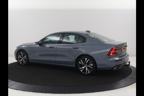 Volvo S60 2.0 Recharge T8 AWD R-Design | SOH 95,6% | 360 Camera | Trekhaak | Navigatie | Apple Carplay | Stoelverwarming | Harman/Kardon | Stoel- en stuurverwarming