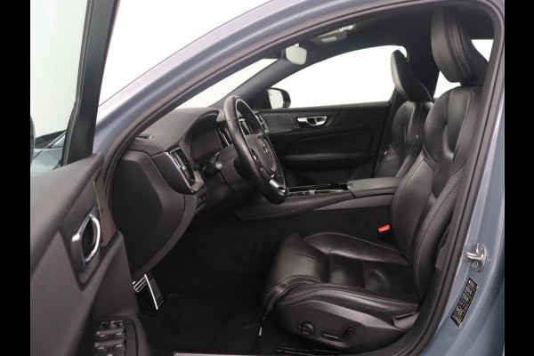 Volvo S60 2.0 Recharge T8 AWD R-Design | SOH 95,6% | 360 Camera | Trekhaak | Navigatie | Apple Carplay | Stoelverwarming | Harman/Kardon | Stoel- en stuurverwarming