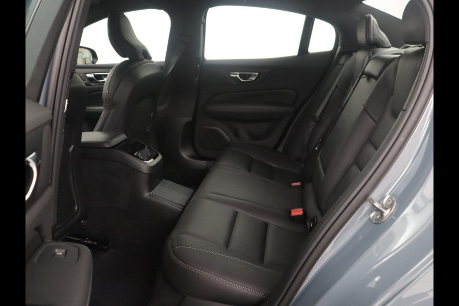 Volvo S60 2.0 Recharge T8 AWD R-Design | SOH 95,6% | 360 Camera | Trekhaak | Navigatie | Apple Carplay | Stoelverwarming | Harman/Kardon | Stoel- en stuurverwarming