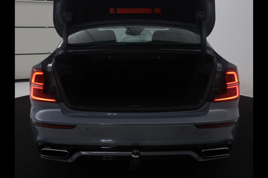 Volvo S60 2.0 Recharge T8 AWD R-Design | SOH 95,6% | 360 Camera | Trekhaak | Navigatie | Apple Carplay | Stoelverwarming | Harman/Kardon | Stoel- en stuurverwarming