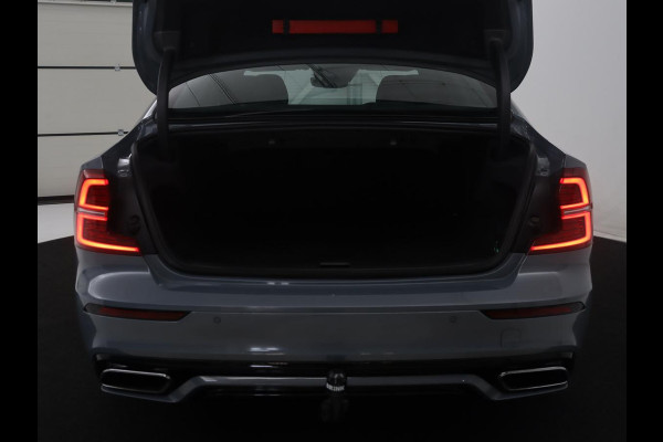 Volvo S60 2.0 Recharge T8 AWD R-Design | SOH 95,6% | 360 Camera | Trekhaak | Navigatie | Apple Carplay | Stoelverwarming | Harman/Kardon | Stoel- en stuurverwarming