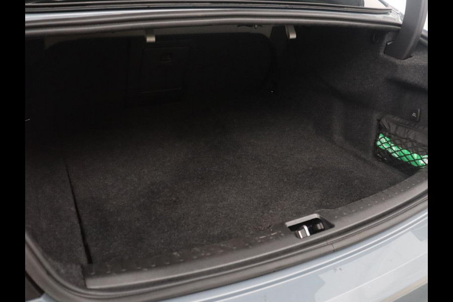 Volvo S60 2.0 Recharge T8 AWD R-Design | SOH 95,6% | 360 Camera | Trekhaak | Navigatie | Apple Carplay | Stoelverwarming | Harman/Kardon | Stoel- en stuurverwarming