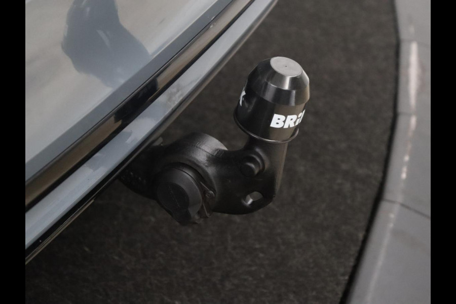 Volvo S60 2.0 Recharge T8 AWD R-Design | SOH 95,6% | 360 Camera | Trekhaak | Navigatie | Apple Carplay | Stoelverwarming | Harman/Kardon | Stoel- en stuurverwarming