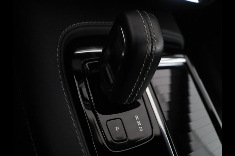 Volvo S60 2.0 Recharge T8 AWD R-Design | SOH 95,6% | 360 Camera | Trekhaak | Navigatie | Apple Carplay | Stoelverwarming | Harman/Kardon | Stoel- en stuurverwarming