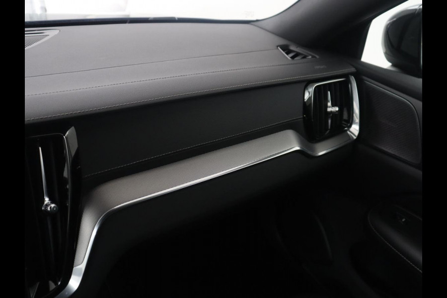 Volvo S60 2.0 Recharge T8 AWD R-Design | SOH 95,6% | 360 Camera | Trekhaak | Navigatie | Apple Carplay | Stoelverwarming | Harman/Kardon | Stoel- en stuurverwarming
