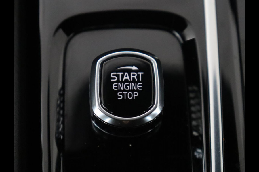 Volvo S60 2.0 Recharge T8 AWD R-Design | SOH 95,6% | 360 Camera | Trekhaak | Navigatie | Apple Carplay | Stoelverwarming | Harman/Kardon | Stoel- en stuurverwarming