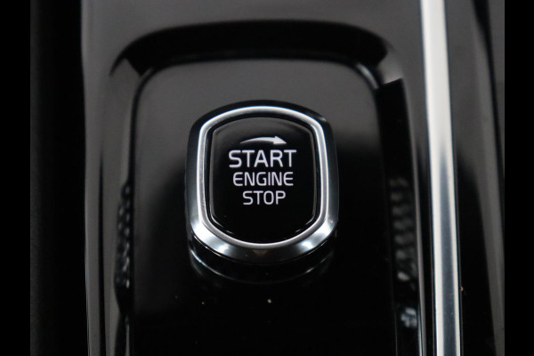 Volvo S60 2.0 Recharge T8 AWD R-Design | SOH 95,6% | 360 Camera | Trekhaak | Navigatie | Apple Carplay | Stoelverwarming | Harman/Kardon | Stoel- en stuurverwarming