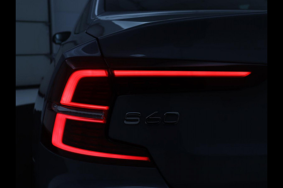 Volvo S60 2.0 Recharge T8 AWD R-Design | SOH 95,6% | 360 Camera | Trekhaak | Navigatie | Apple Carplay | Stoelverwarming | Harman/Kardon | Stoel- en stuurverwarming