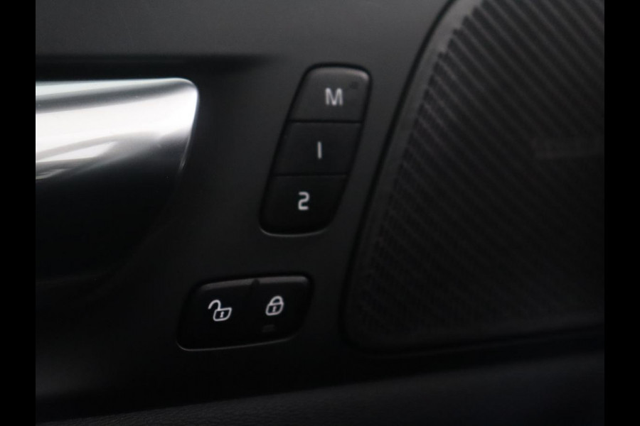 Volvo S60 2.0 Recharge T8 AWD R-Design | SOH 95,6% | 360 Camera | Trekhaak | Navigatie | Apple Carplay | Stoelverwarming | Harman/Kardon | Stoel- en stuurverwarming