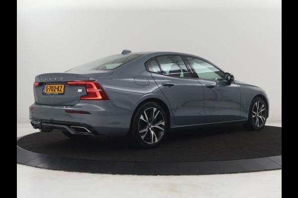 Volvo S60 2.0 Recharge T8 AWD R-Design | SOH 95,6% | 360 Camera | Trekhaak | Navigatie | Apple Carplay | Stoelverwarming | Harman/Kardon | Stoel- en stuurverwarming
