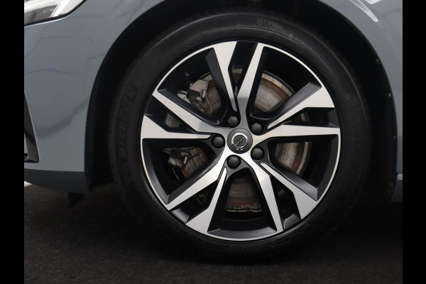 Volvo S60 2.0 Recharge T8 AWD R-Design | SOH 95,6% | 360 Camera | Trekhaak | Navigatie | Apple Carplay | Stoelverwarming | Harman/Kardon | Stoel- en stuurverwarming