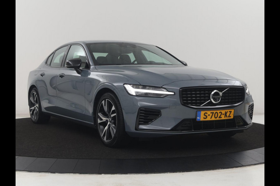 Volvo S60 2.0 Recharge T8 AWD R-Design | SOH 95,6% | 360 Camera | Trekhaak | Navigatie | Apple Carplay | Stoelverwarming | Harman/Kardon | Stoel- en stuurverwarming