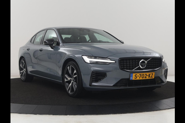 Volvo S60 2.0 Recharge T8 AWD R-Design | SOH 95,6% | 360 Camera | Trekhaak | Navigatie | Apple Carplay | Stoelverwarming | Harman/Kardon | Stoel- en stuurverwarming
